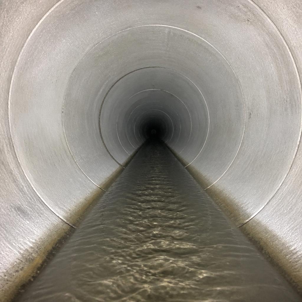 Re-inspection still of the same Round Rock sewer joint after spot repair, showing aligned pipe and a passing PACP condition rating